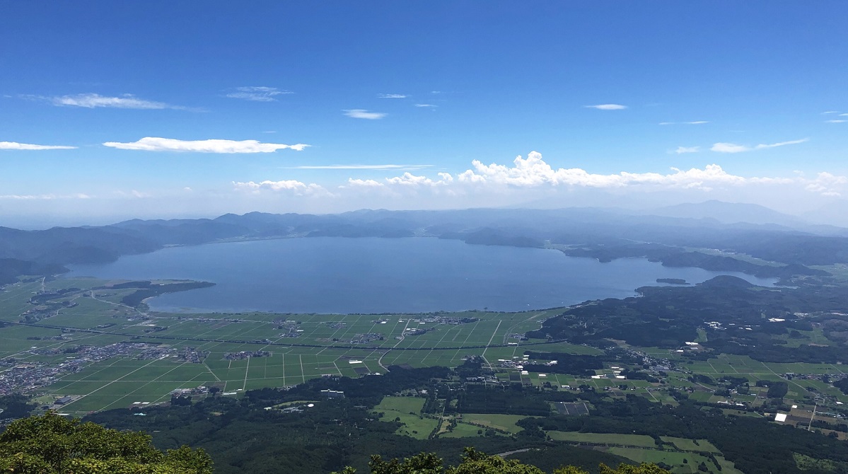 从磐梯山攀登猪苗代湖
