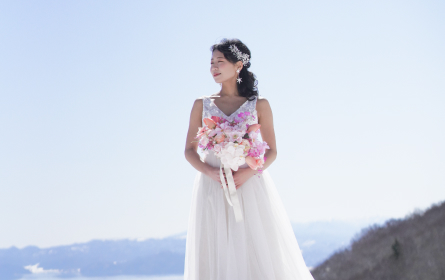 花束を持ち横を向いた女性
