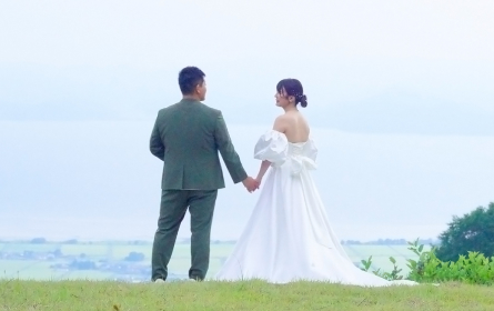 手をつなぎ後ろを向いた男女