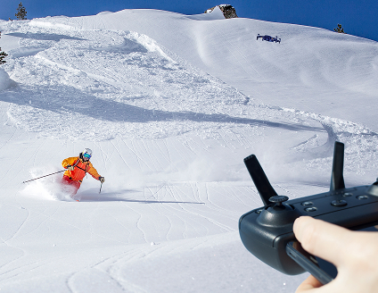 ドローンで滑走を撮影する様子