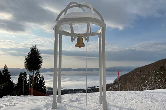 Picturesque Scenery: The Bell of Happiness and sea of clouds